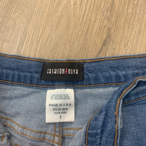 FASHION NOVA RIPPED JEANS - Picture 6 of 7